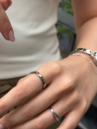 Anillo personalizado con diamante incrustado