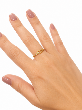 Anillo personalizado entrelazado con circonias